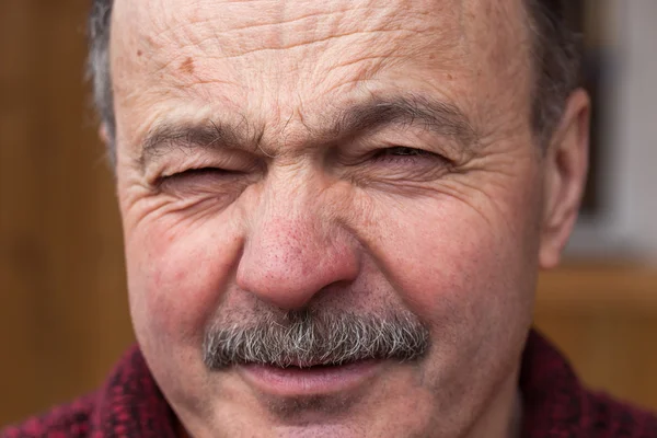 Емоції на обличчі літнього чоловіка — стокове фото