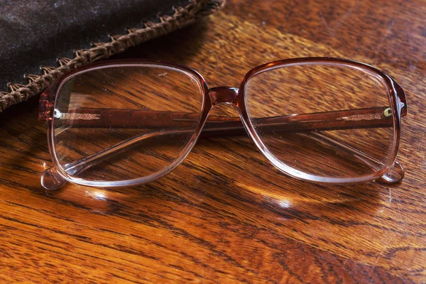 Glasögon för att förbättra synen i gamla RAM. — Stockfoto