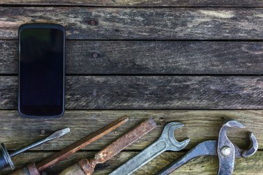 Onarım telefonu araçları kullanarak. 
