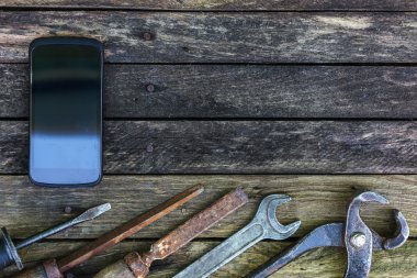 Onarım telefonu araçları kullanarak. 
