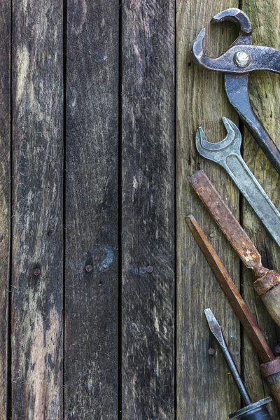 Παλιά εργαλεία ξυλουργικής σε ξύλινο φόντο. — Φωτογραφία Αρχείου
