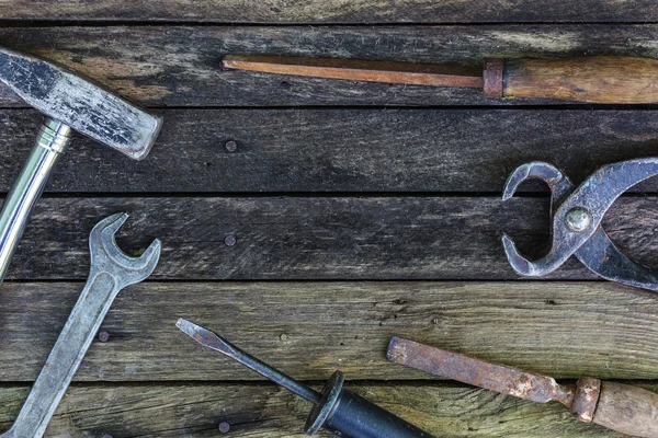Παλιά εργαλεία ξυλουργικής σε ξύλινο φόντο. — Φωτογραφία Αρχείου