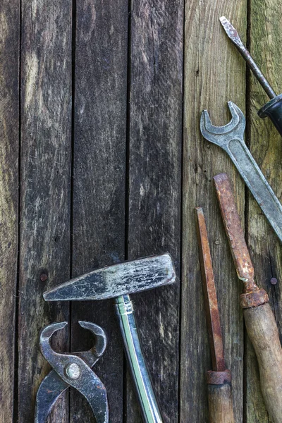 Oude timmerwerktuigen op een houten ondergrond. — Stockfoto