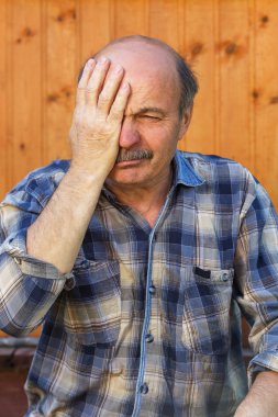 Senil hastalıklar, Kabir azabı baş ağrısı