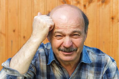 Beyaz adam kızgın ve darbelere yumruğu ile kafa