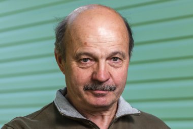 Sıkı babası onun suçlu çocuk görünüyor. 