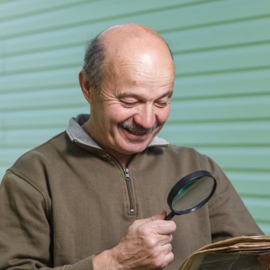 Emekli reklam gazete okur