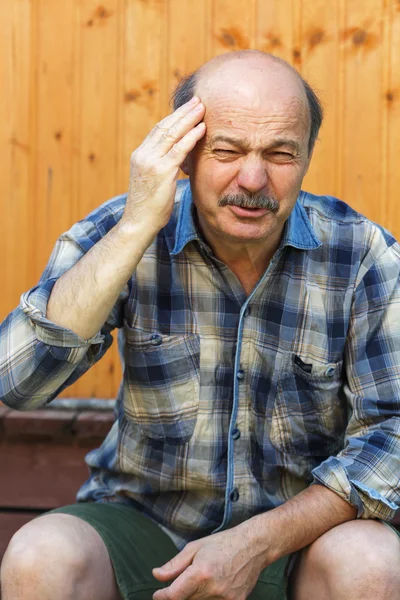 Fejfájás és a migrén, a fehér öregember. — Stock Fotó