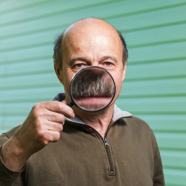 Toename van de tanden en mond met een vergrootglas: poppenkasterij en domheid — Stockfoto