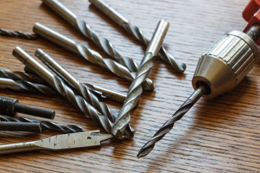 Eski el ile matkap, dedesi tarafından sahip olunan.