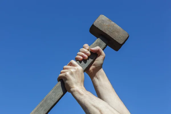 Trabajador de la construcción sosteniendo un martillo pesado . — Foto de Stock