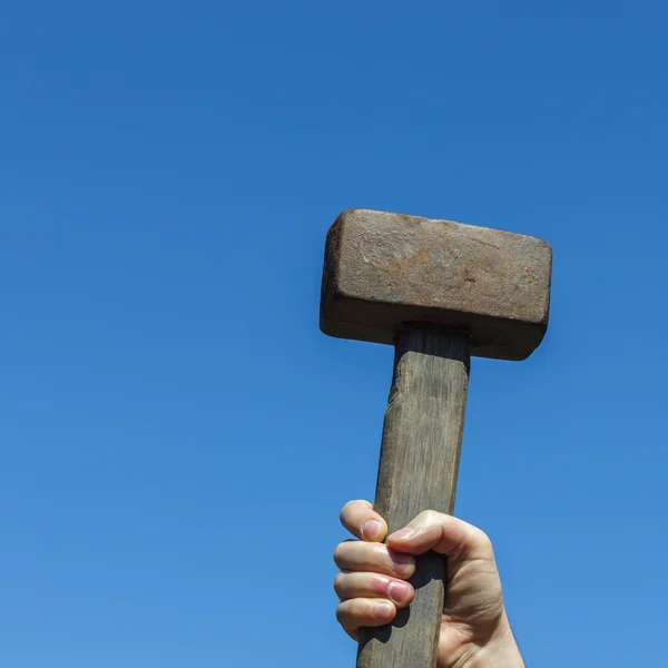 Trabajador de la construcción sosteniendo un martillo pesado . — Foto de Stock