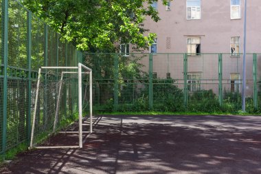 Futbol sahası kapıları, çit. 