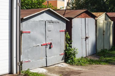 Eski, metal garajlar Sovyet zamanı