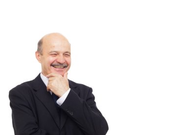 Yaşlı işadamı çenesini ovuşturarak gülümseyen