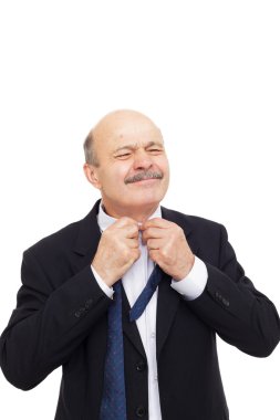 yaşlı adam bir gömlek bir düğme geri almak çalışıyor