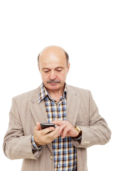 Anciano en traje leyendo sms por teléfono o escribiendo un lío —  Fotos de Stock