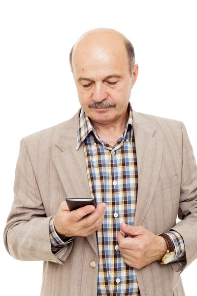 Anciano en traje leyendo sms por teléfono o escribiendo un lío —  Fotos de Stock