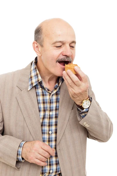 Uomo anziano cerca delizioso muffin o cupcake — Foto Stock