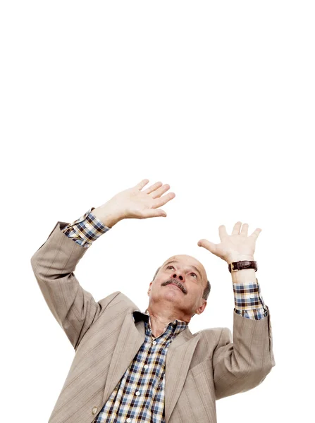 Oudere man is beschermd tegen iets vallen op zijn hoofd bloot zijn handen omhoog — Stockfoto