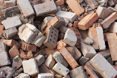 yıkık tuğla kırıcı sonra bina yığını