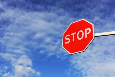 Parlak yol dur işareti. Yan asılı