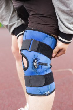 Voleybolcu özel koruyucu diz giyer