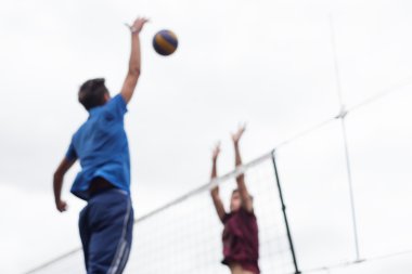 Bulanık voleybol oyuncular saldırı ve blok atla. 