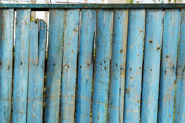 Старый потрепанный деревянный забор фон со следами рекламы . — стоковое фото