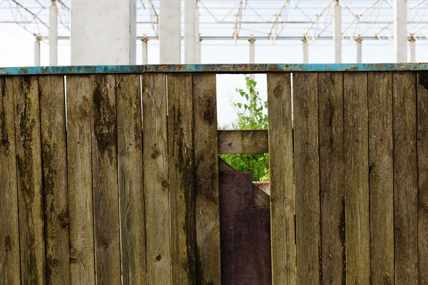 Vieux fond de clôture en bois minable — Photo