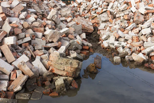 Pilha de tijolo arruinado edifício após a demolição — Fotografia de Stock