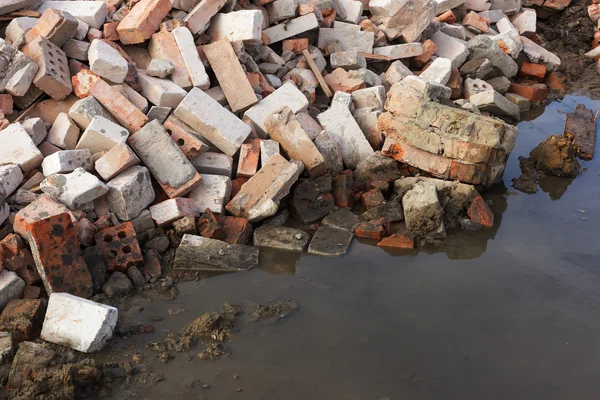 Pilha de tijolo arruinado edifício após a demolição — Fotografia de Stock