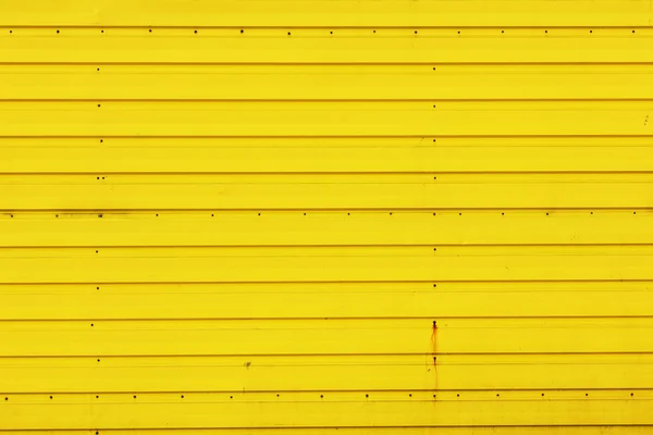 Желтый металлический забор — стоковое фото