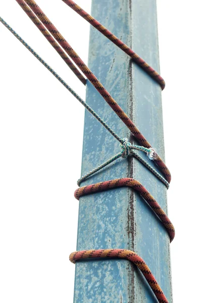 Corda amarrada a um poste para rede de voleibol de tensão . — Fotografia de Stock