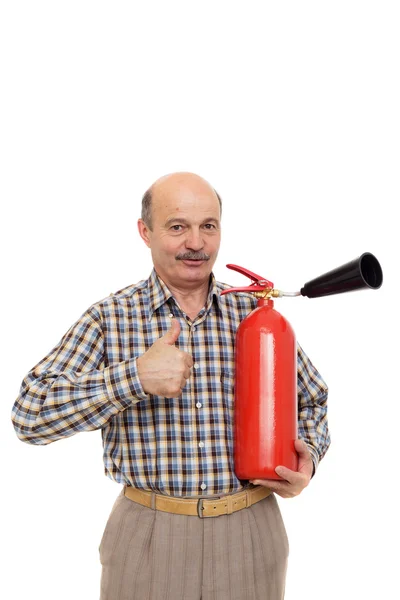 Älterer Mann hält einen roten Feuerlöscher in der Hand. — Stockfoto