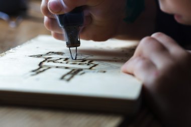 Çocuk ahşap desen yakar