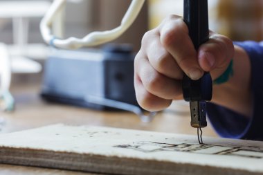 Çocuk ahşap desen yakar