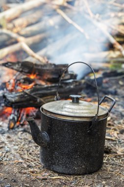 eski demir tencere yanıyor. Yemek yemek alan koşullarında