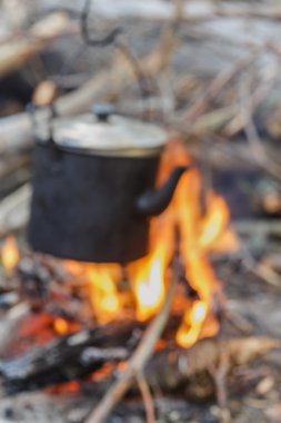 eski demir tencere yanıyor. Yemek yemek alan koşullarında