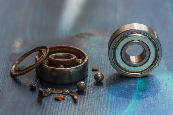 Spoiled collapsed and a new bearing for rollers and scooters — Stock Photo, Image