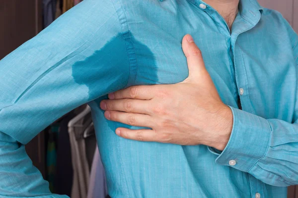 Mancha suada na camisa por causa do calor, preocupações e desconfiança — Fotografia de Stock