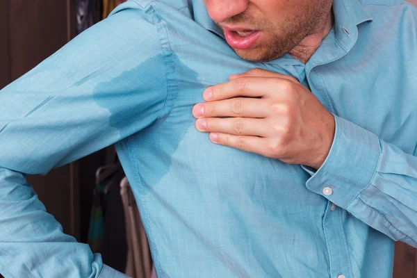 Sweaty spot on the shirt because of the heat, worries — Stock Photo, Image