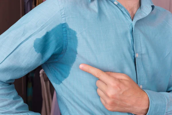 Sweaty spot on the shirt because of the heat, worries — Stock Photo, Image