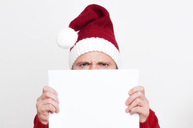 hoşnutsuz Noel Baba boş bir tabak holding