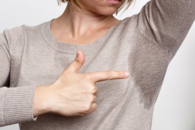 Genç kadın terli gömlek arıyorsunuz