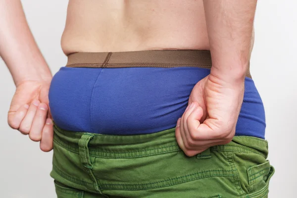 Fehér ember próbál húzni a nadrágját, a kövér seggem — Stock Fotó