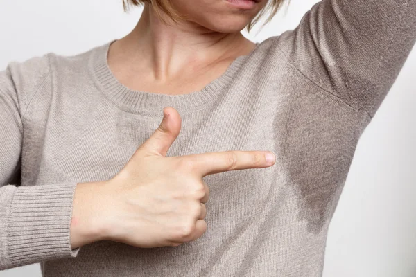 Genç kadın terli gömlek arıyorsunuz