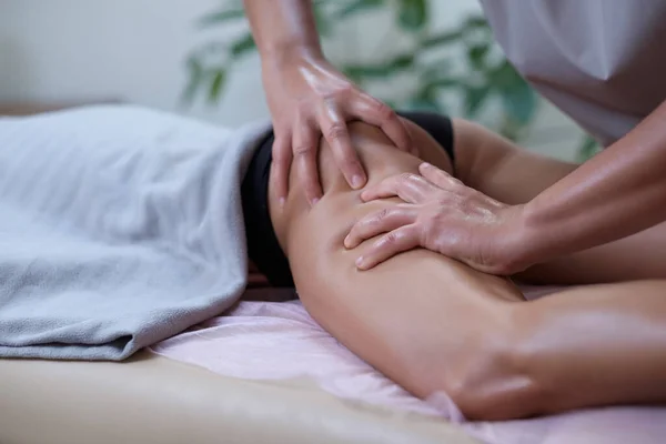 Mulher Caucasiana Recebendo Uma Massagem Nas Pernas Salão Spa Conceito — Fotografia de Stock