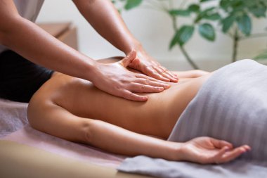 Beyaz kadın spa salonunda sırt masajı yaptırıyor. Vücut bakımı kavramı.