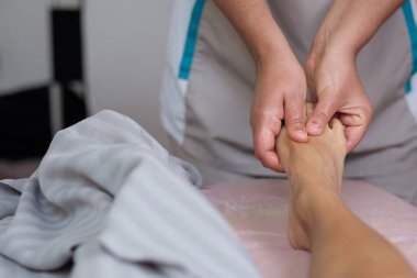 Spa salonundaki kaplıcada ayak masajı.